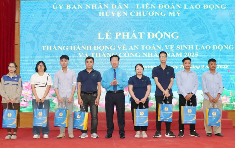 trao-qua-cho-cong-nhan-lao-dong-co-hoan-canh-kho-khan-tai-huyen-chuong-my.-anh-minh-khue.jpg