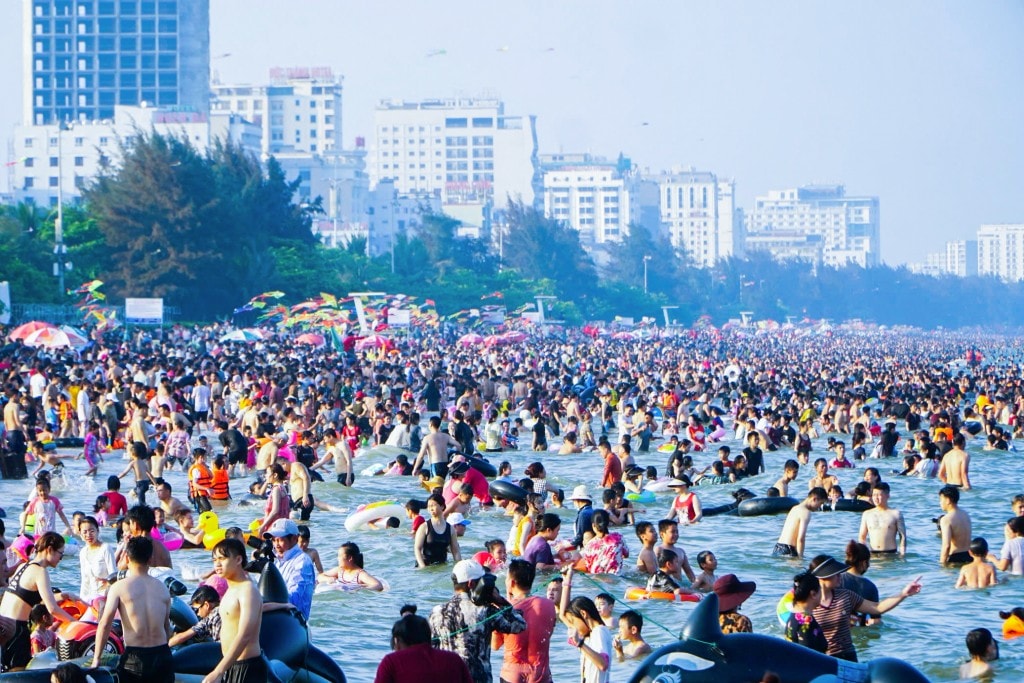Sắp hết nghỉ lễ, biển Sầm Sơn vẫn đông nghịt người tắm