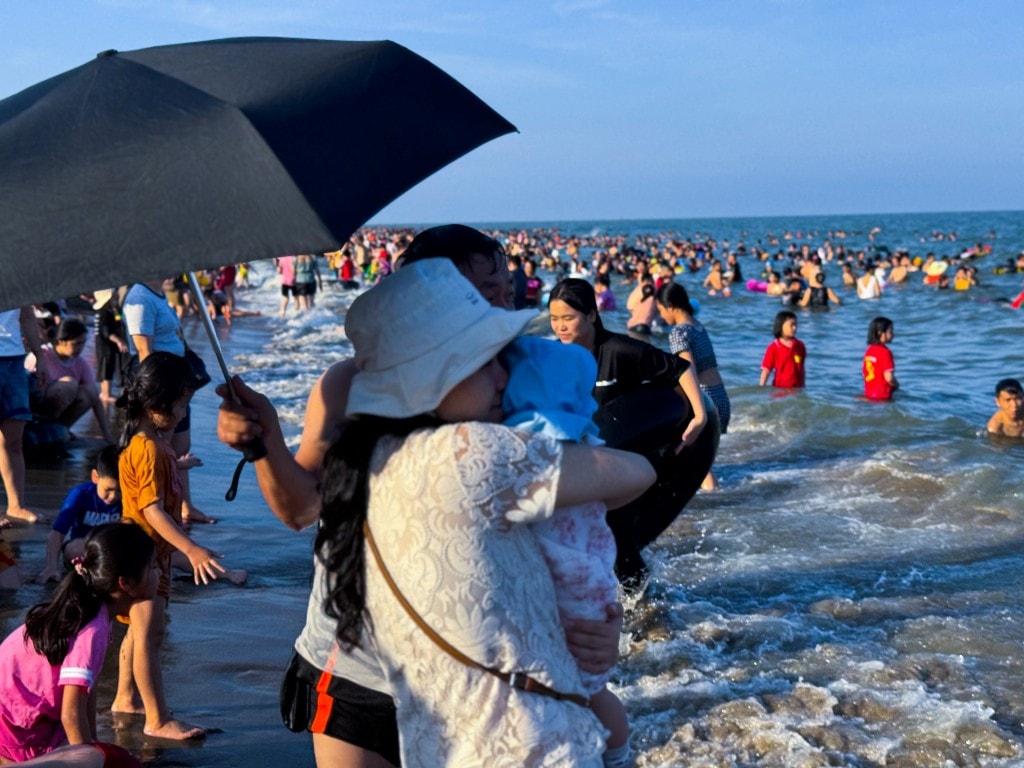 Sắp hết nghỉ lễ, biển Sầm Sơn vẫn đông nghịt người tắm