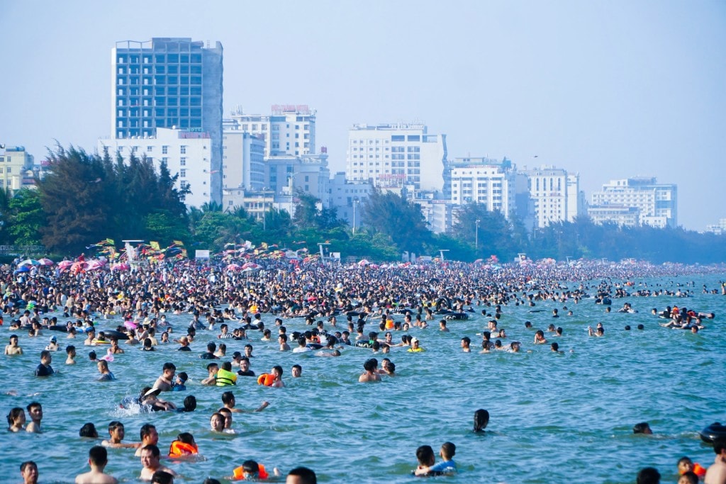 Sắp hết nghỉ lễ, biển Sầm Sơn vẫn đông nghịt người tắm
