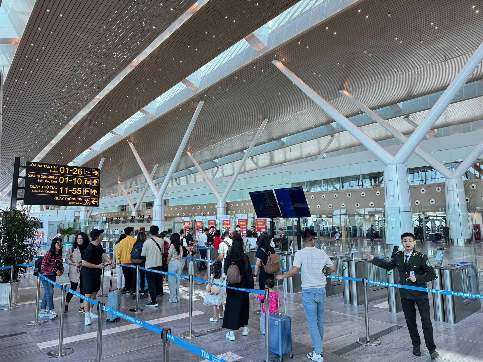 Nhà ga T3 phục vụ hành khách đi lại trong dịp lễ 30-4 và 1-5 vừa qua. Ảnh: T.Linh