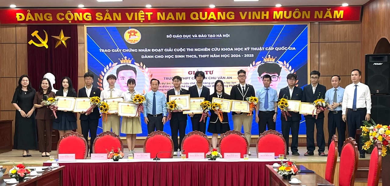 hn-trao-thuong-hs-dat-giai-cuoc-thi-khkt-quoc-gia.jpg