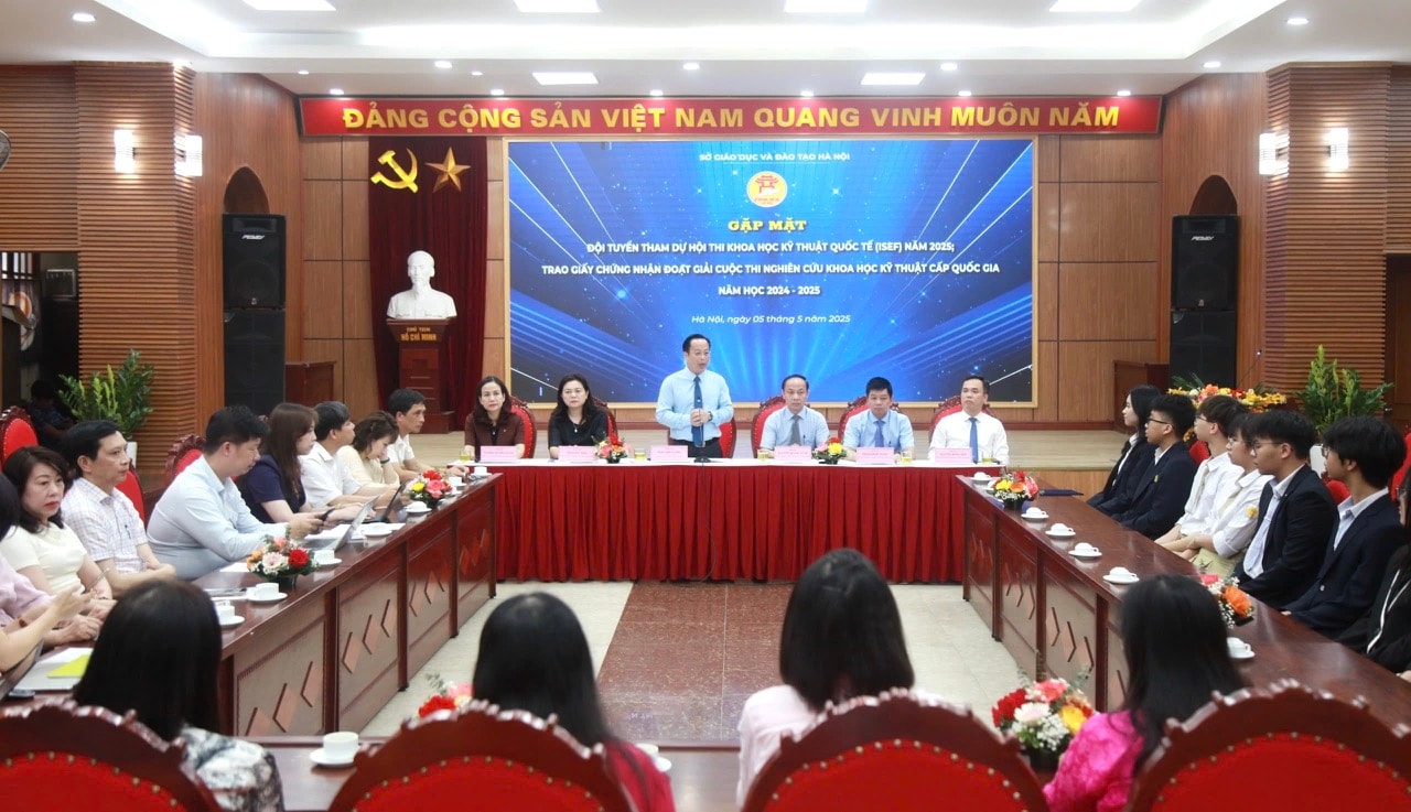 quang-canh-gap-mat-hs-thi-khkt-quoc-te-1.jpg