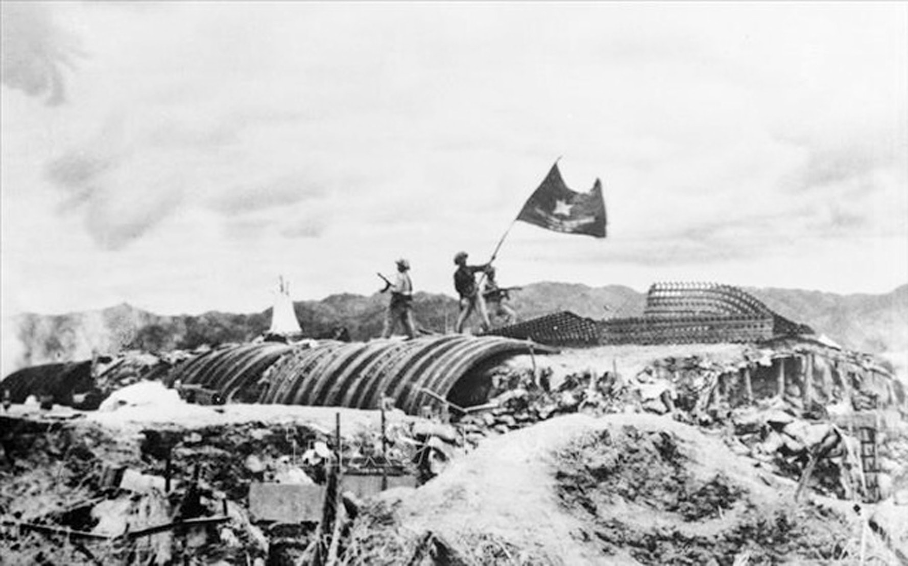chieu-7-5-1954-la-co-quyet-chien-quyet-thang-cua-quan-doi-nhan-dan-viet-nam-tung-bay-tren-noc-ham-tuong-do-catxtori-danh-dau-chien-dich-lich-su-dien-bien-phu-da-toan-thang.-anh-tu-lieu.jpg