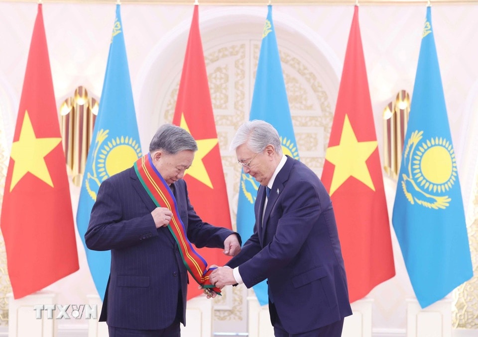 ttxvn-trao-tang-huan-chuong-huu.jpg