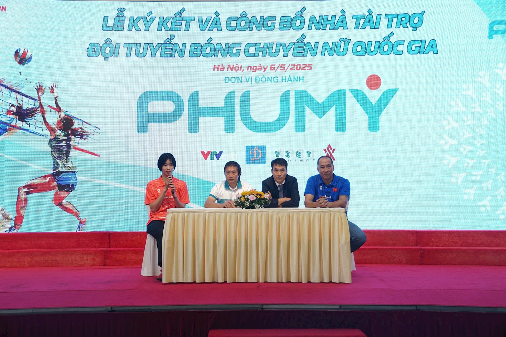 dai-dien-bhl-dt-ntt-ldbcvn-va-thanh-thuy-tra-loi-phong-vien.jpg