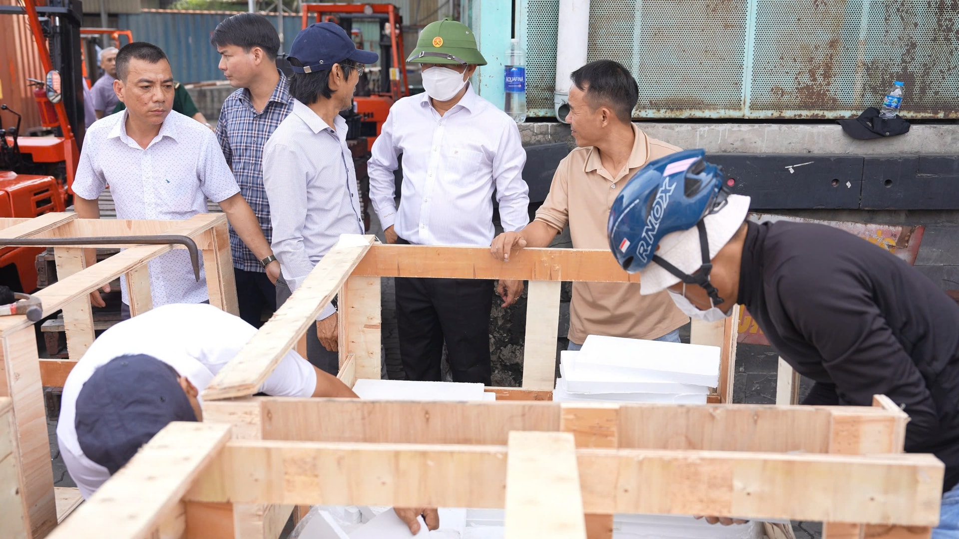 Lực lượng chức năng kiểm tra các lô hàng. Ảnh. Quý Vương.