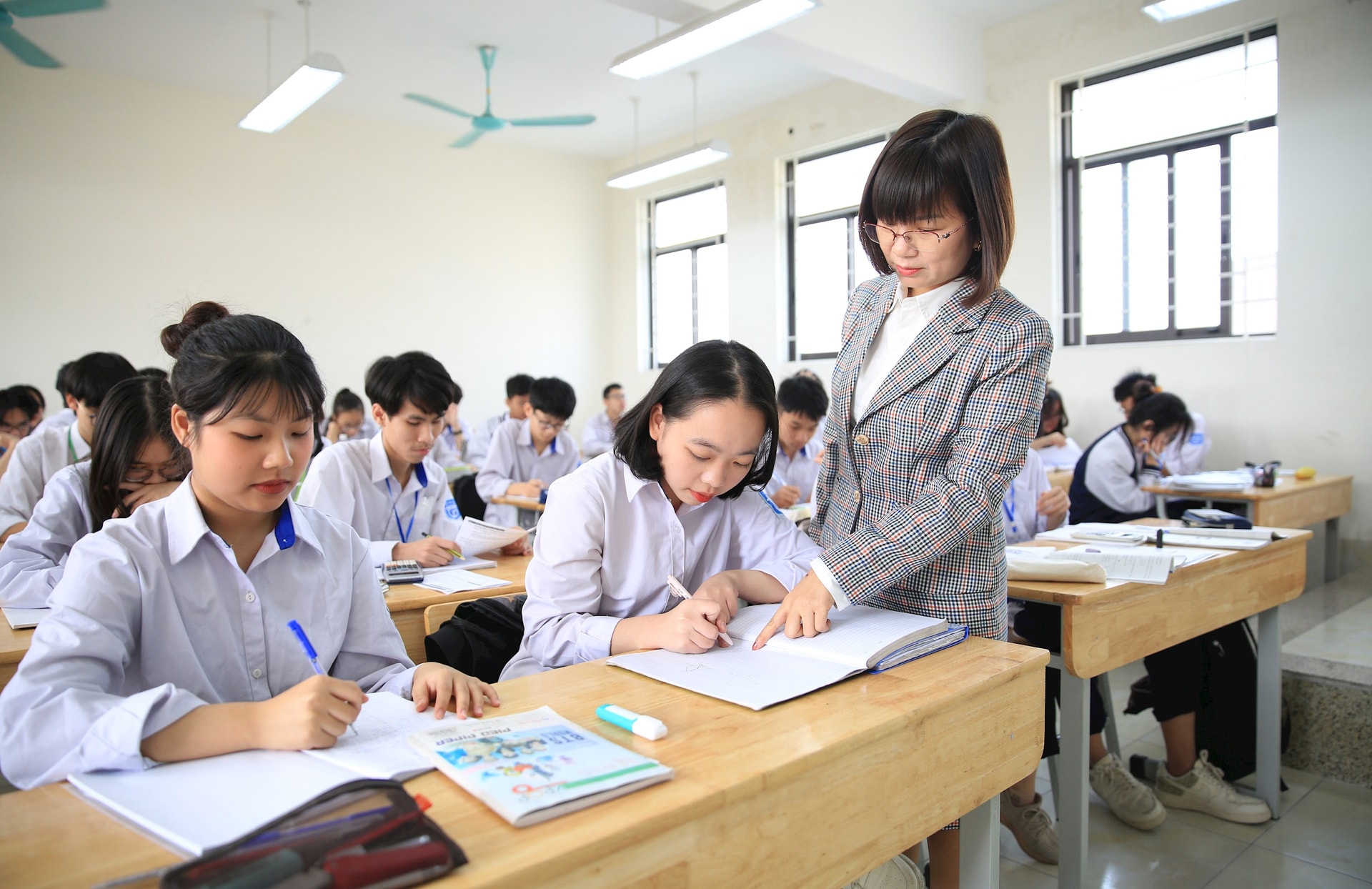 giao-vien-truong-trung-hoc-pho-thong-truong-dinh-quan-hoang-mai-huong-dan-hoc-sinh-lop-12-on-tap.-anh-nguyen-quang.jpg