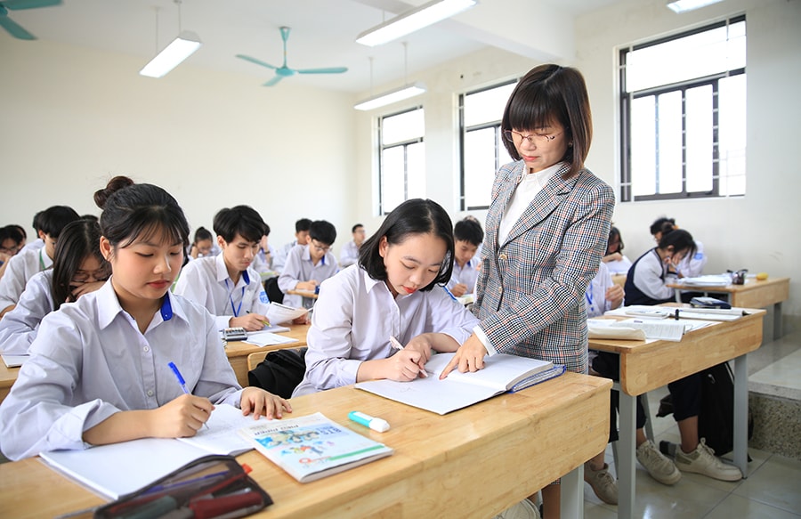 Giáo viên Trường Trung học phổ thông Trương Định (quận Hoàng Mai) hướng dẫn học sinh lớp 12 ôn tập. Ảnh: Nguyễn Quang