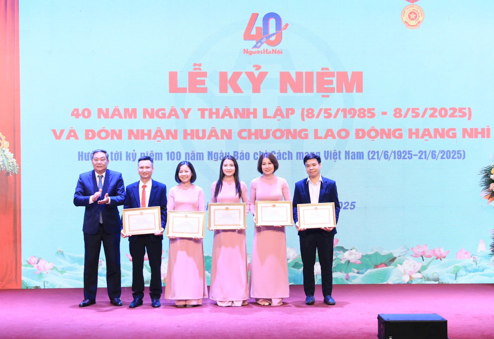 tang-bang-khen-tcnhn.jpg