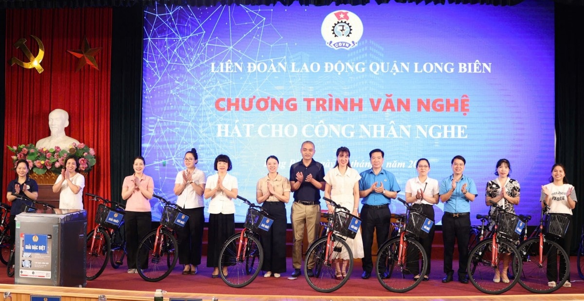 LĐLĐ quận Long Biên: Tri ân người lao động bằng những phần quà thiết thực