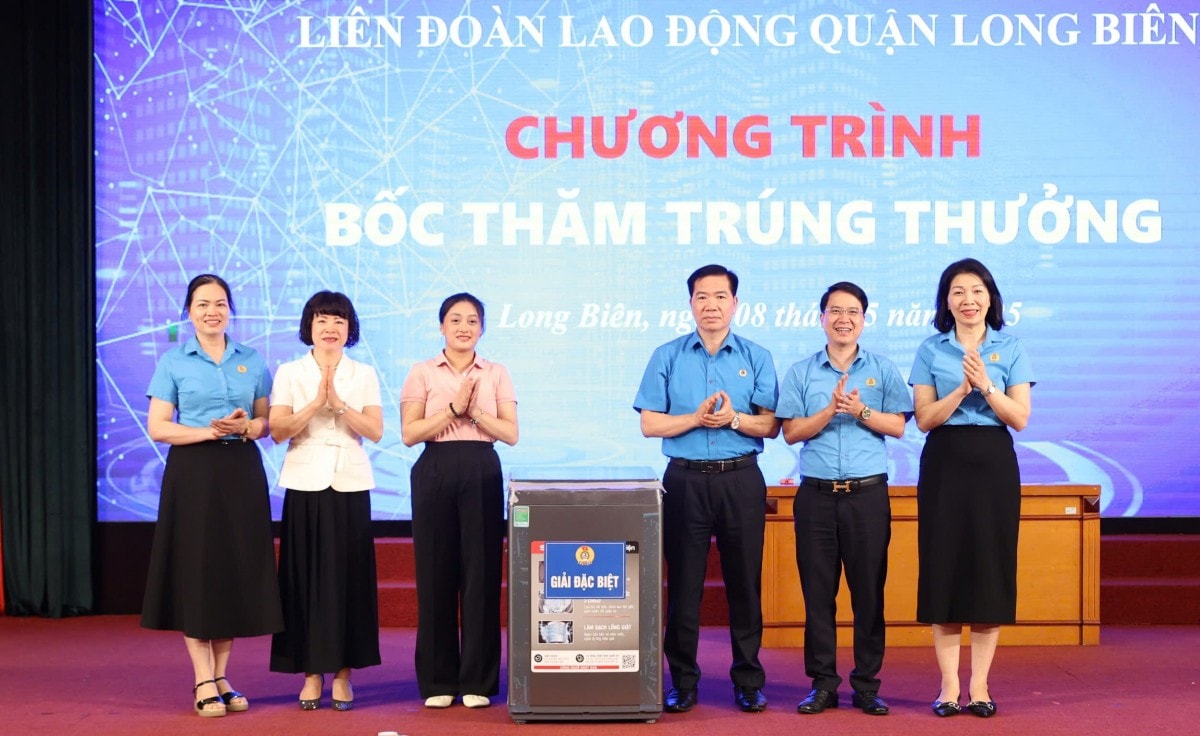 LĐLĐ quận Long Biên: Tri ân người lao động bằng những phần quà thiết thực