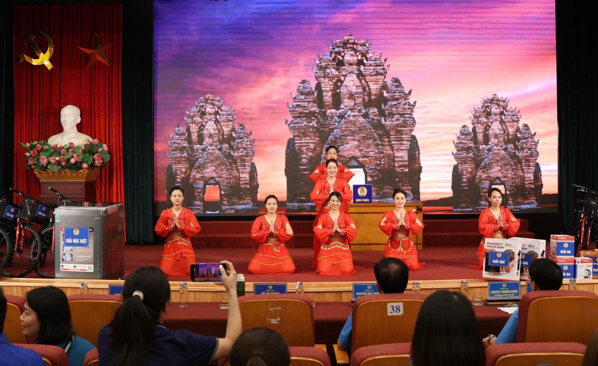 LĐLĐ quận Long Biên: Tri ân người lao động bằng những phần quà thiết thực