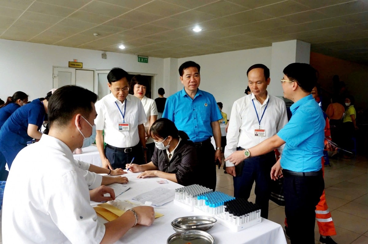 LĐLĐ quận Long Biên: Tri ân người lao động bằng những phần quà thiết thực