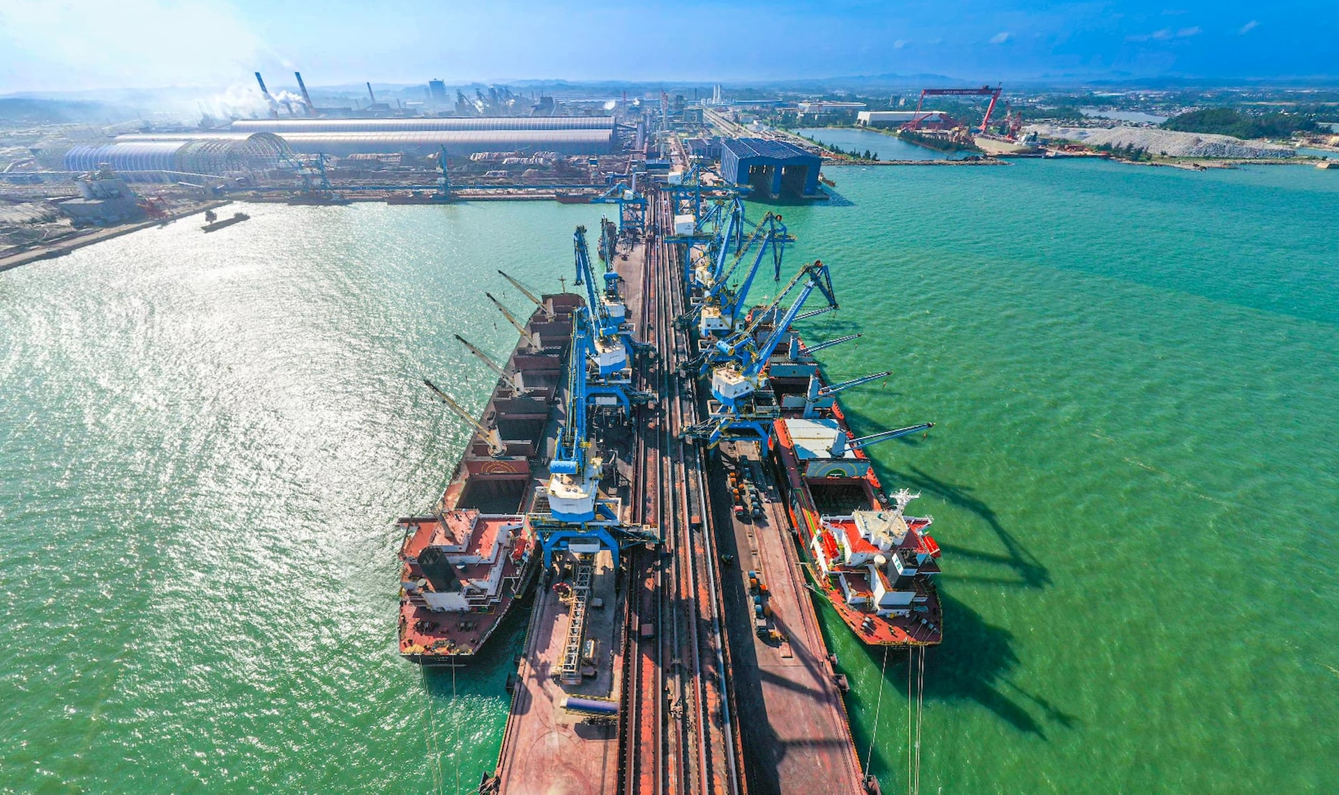 boc-xep-hang-hoa-tai-cang-hoa-phat-dung-quat-tinh-quang-ngai-..jpg