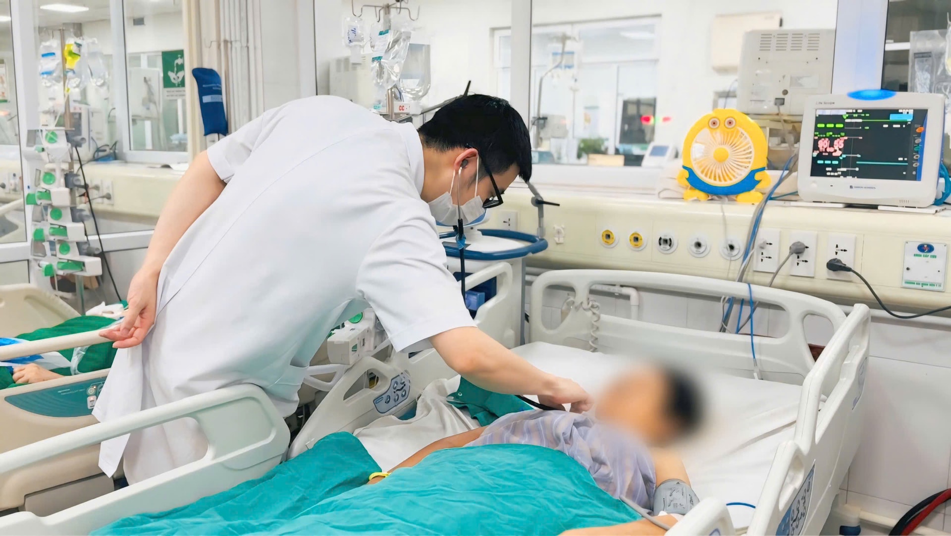 Cấp cứu thành công bệnh nhân bị sốc nhiễm khuẩn nặng sau khi tiêm khớp vai tại phòng khám tư