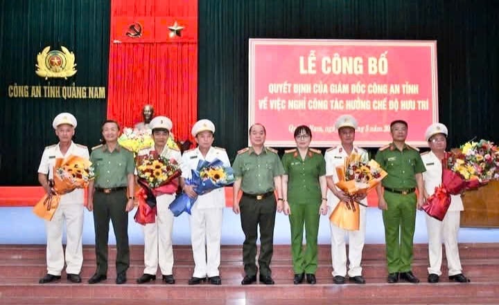 Quyết định của Giám đốc Công an tỉnh về việc nghỉ công tác hưởng chế độ hưu trí đối với 9 cán bộ