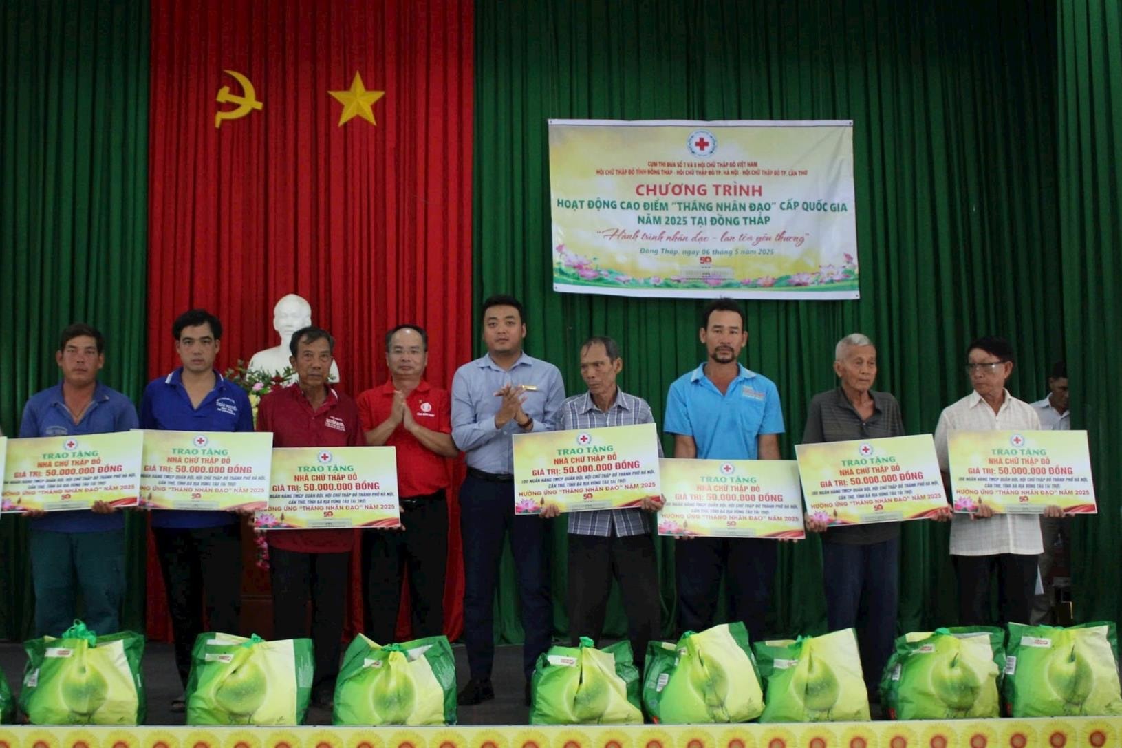 ctd-hn-tang-qua-tai-dong-thap.jpg