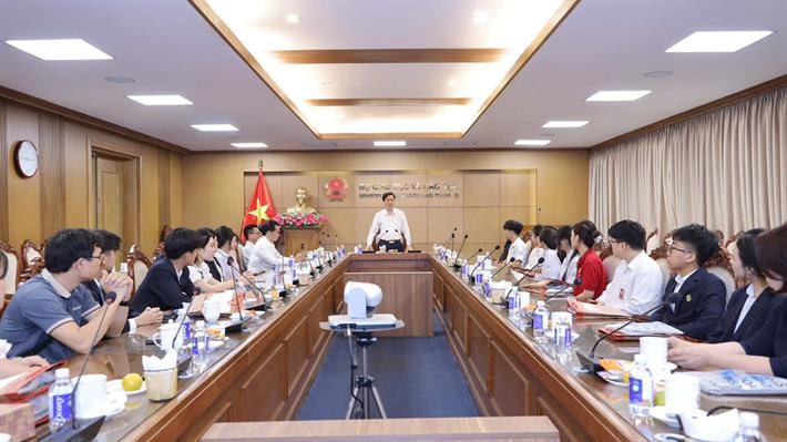 gap-mat-hs-thi-khkt-quoc-te-2025.jpg