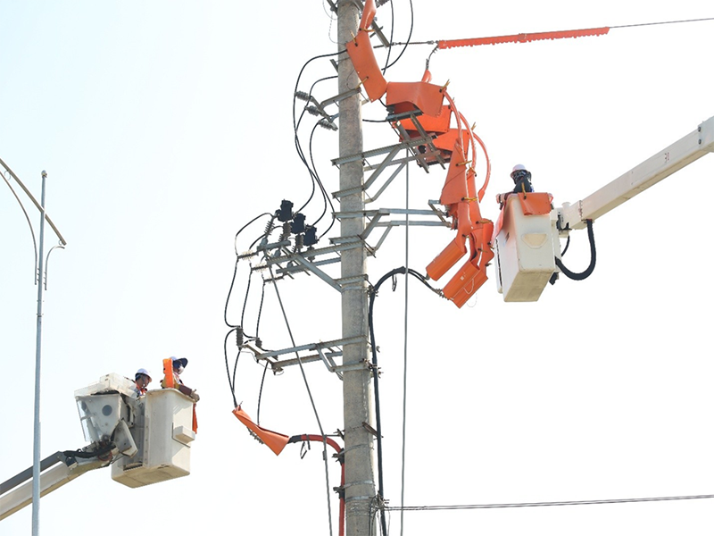Đội Hotline thực hiện sửa chữa, khắc phục khiếm khuyết, đấu nối đường dây