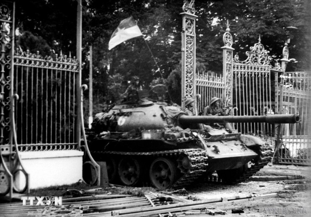 11h30 phút ngày 30/4/1975, xe tăng quân Giải phóng băng qua cánh cổng sắt, đánh chiếm Phủ Tổng thống ngụy Sài Gòn, sào huyệt cuối cùng của quân địch, kết thúc oanh liệt cuộc trường chinh 30 năm chống ngoại xâm của dân tộc. (Ảnh: Mai Hưởng/TTXVN)