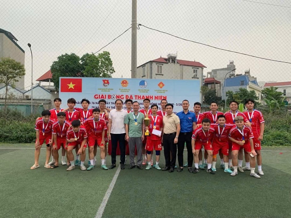 Lãnh đạo xã Đông Hội chụp ảnh lưu niệm cùng đội vô địch