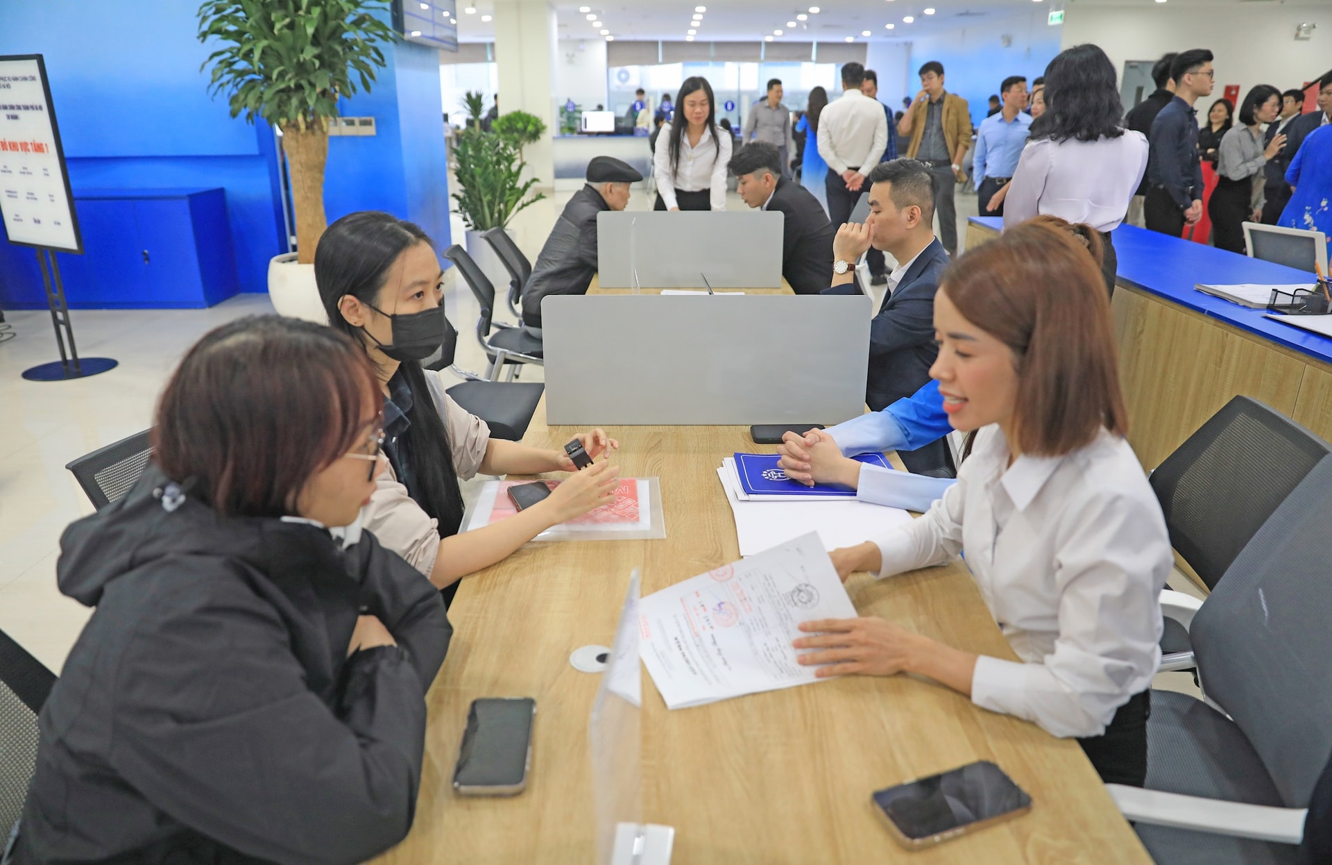 huong-dan-thu-tuc-ve-dat-dai-cho-nguoi-dan-tai-trung-tam-phuc-vu-hanh-chinh-cong-thanh-pho-ha-noi-chi-nhanh-tay-ho.-anh-nguyen-quang.jpg
