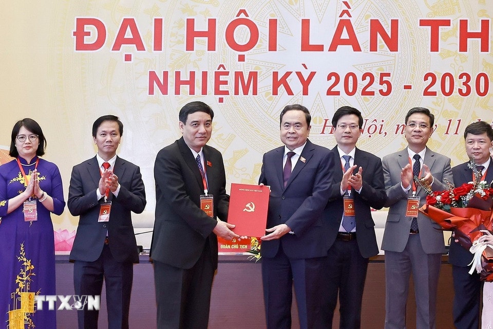 Chủ tịch Quốc hội Trần Thanh Mẫn trao Quyết định của Ban Thường vụ Đảng ủy Quốc hội chỉ định tham gia Ban Chấp hành, Ban Thường vụ, chỉ định Bí thư, Phó Bí thư Đảng ủy Ủy ban Văn hóa và Xã hội nhiệm kỳ 2025-2030. (Ảnh: Doãn Tấn/TTXVN)