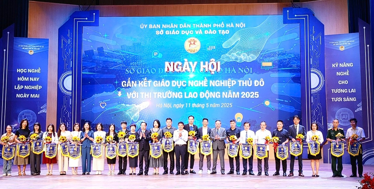 ngay-hoi-gdnn-2-trao-co-luu-niem.jpg