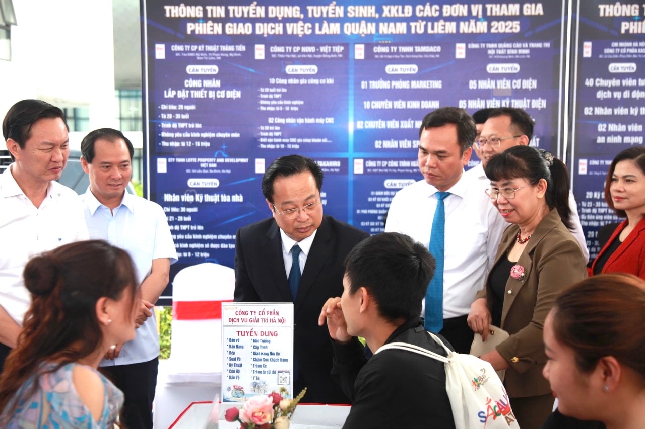ngay-hoi-gdnn-8-mr-cuong-hoi-tham-hs.jpg