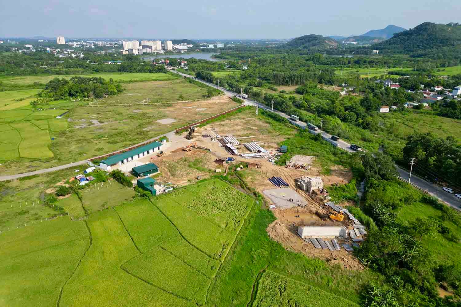 Thach That district speeds up site clearance for the Thang Long Avenue expressway project, the section connecting National Highway 21 to Hanoi - Hoa Binh expressway. Photo: Phung Tra.