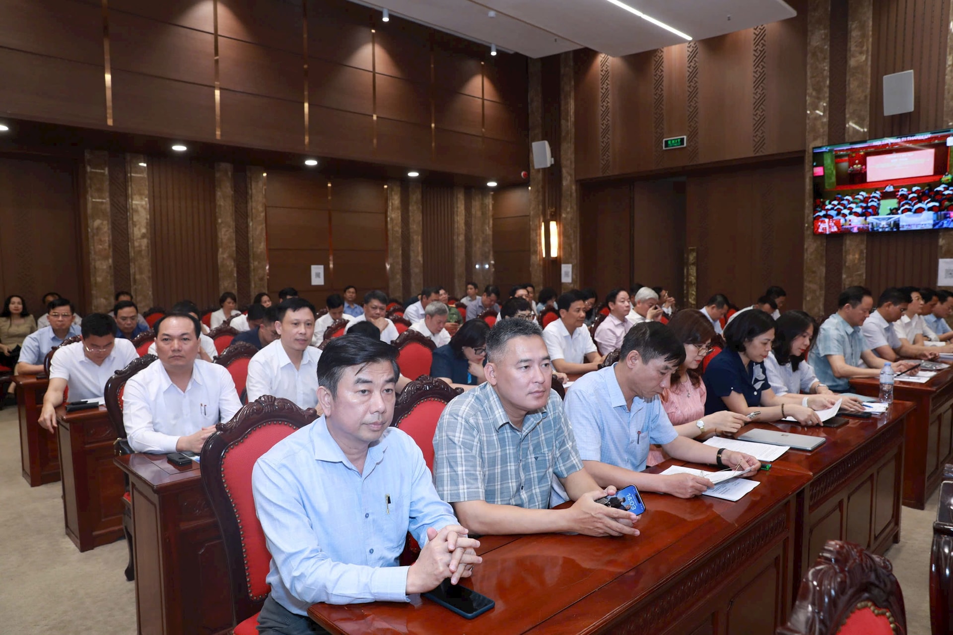 Các đại biểu nghe quán triệt về Kế hoạch tổ chức Đại hội đảng bộ các cấp tiến tới Đại hội đại biểu Đảng bộ thành phố Hà Nội lần thứ XVIII, nhiệm kỳ 2025-2030. Ảnh: Viết Thành