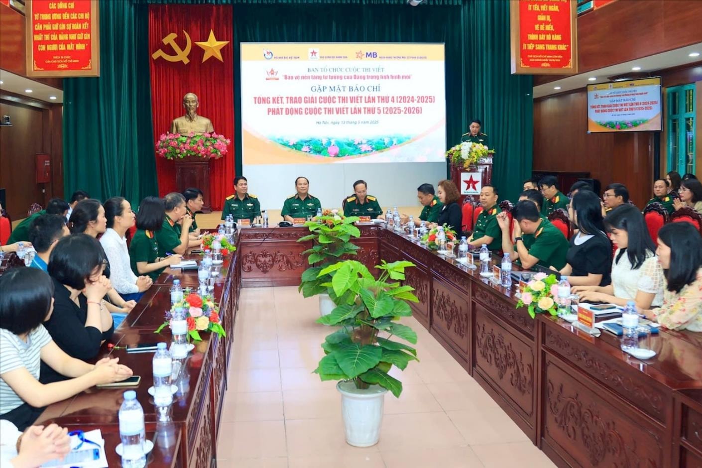 quang-canh-gap-mat-thi-viet.jpg
