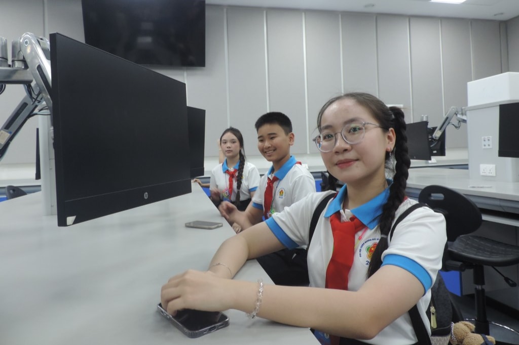 Các đại biểu khám phá phòng Super Lab