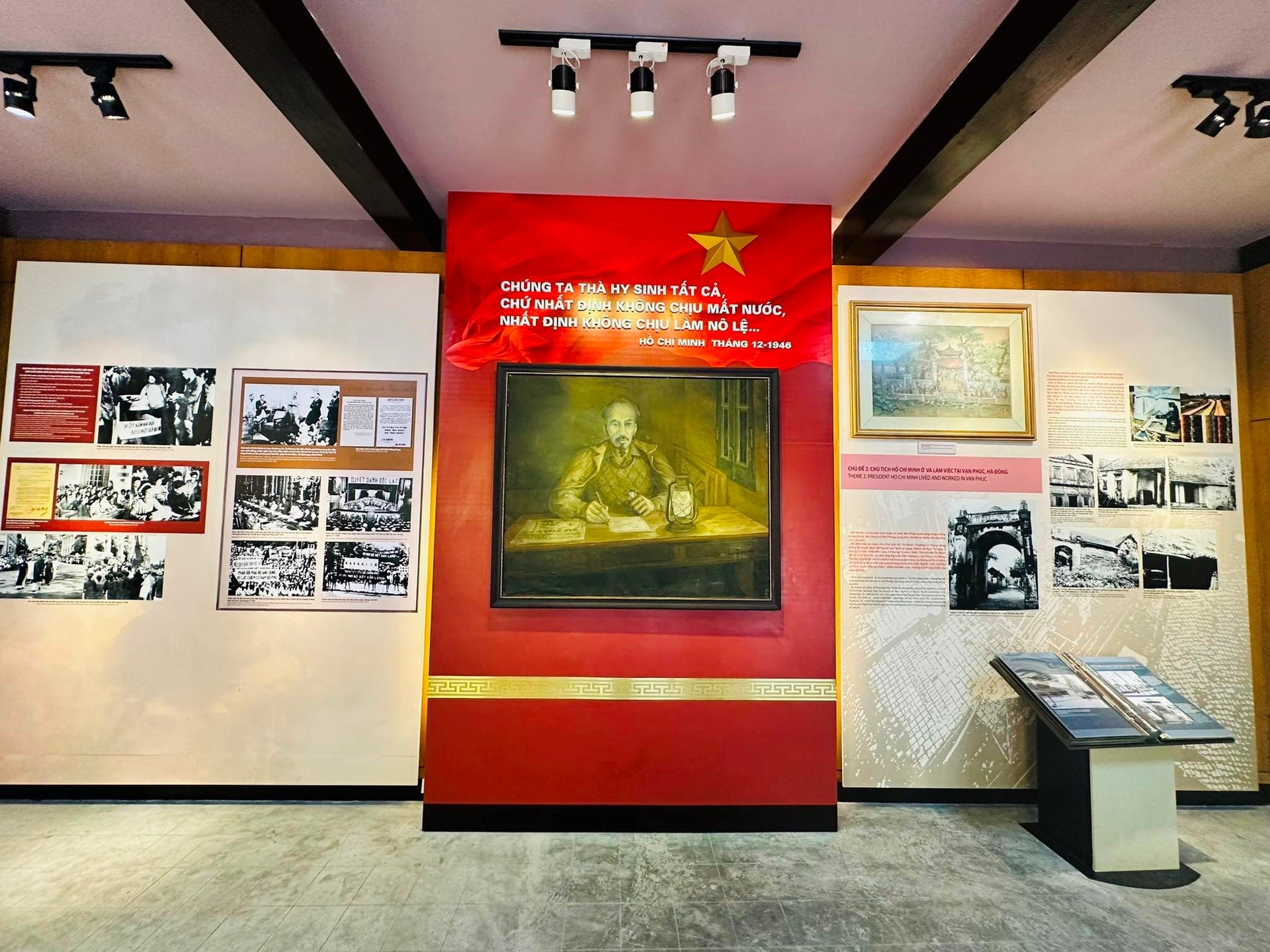 Không gian trưng bày tại Di tích quốc gia “Nhà Chủ tịch Hồ Chí Minh ở và làm việc tháng 12-1946”. Ảnh Hoàng Lân