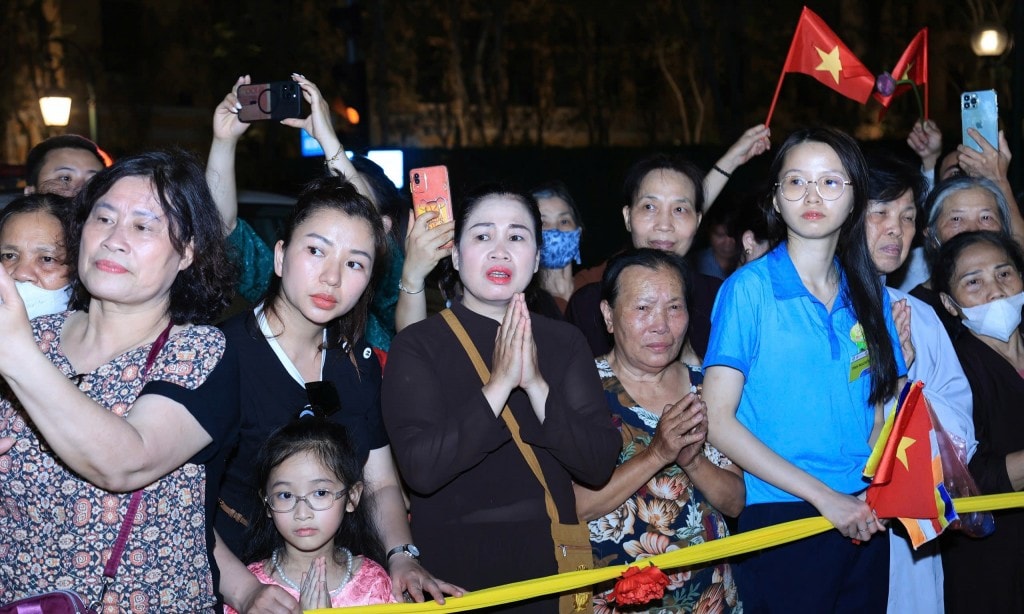 Người dân hoan hỉ chào mừng