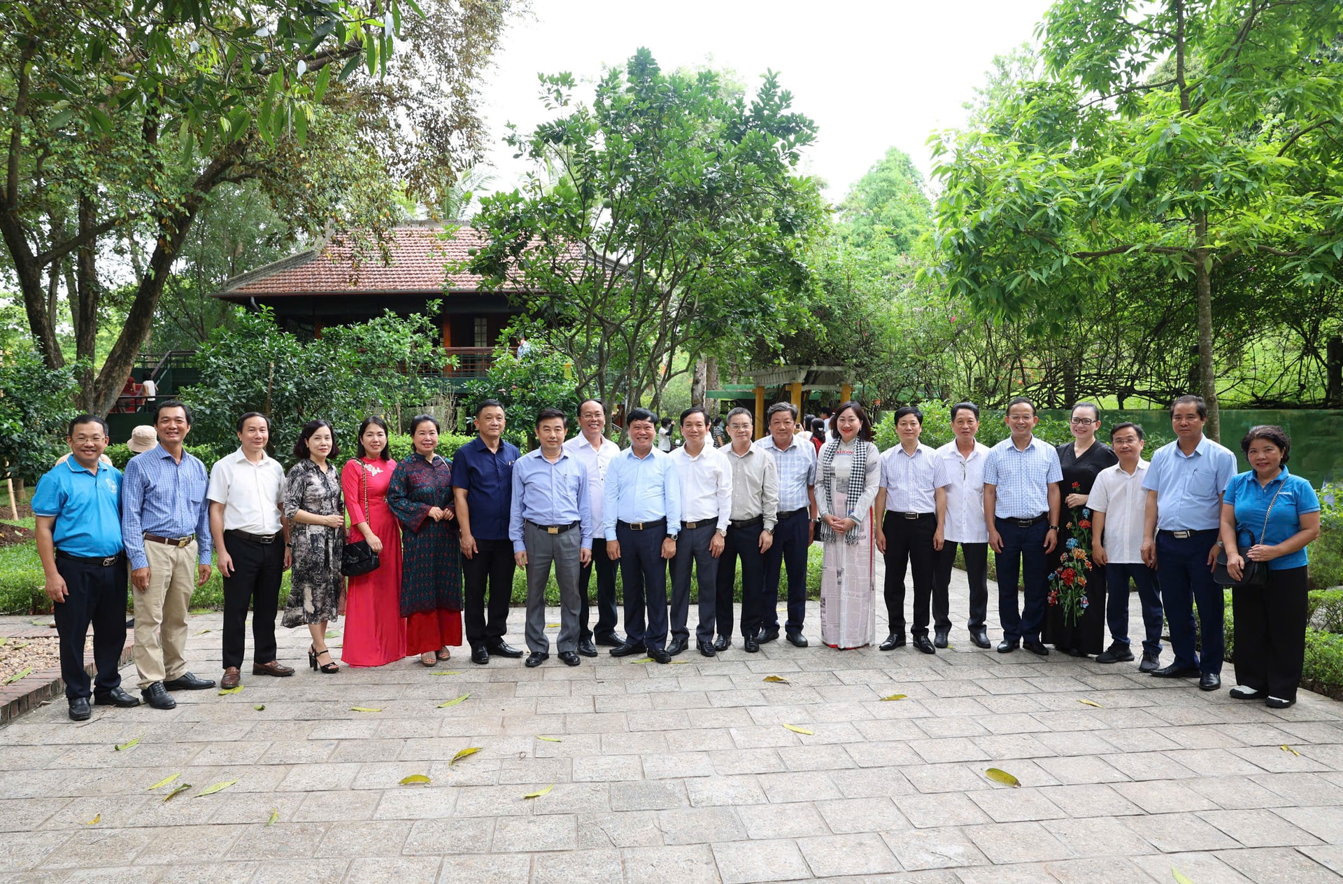 cac-dong-chi-lanh-dao-co-quan-bao-dang-dia-phuong-tai-nha-san-bac-ho-trong-khu-di-tich-chu-tich-ho-chi-minh-o-phu-chu-tich-ngay-15-5.-anh-viet-du.jpg