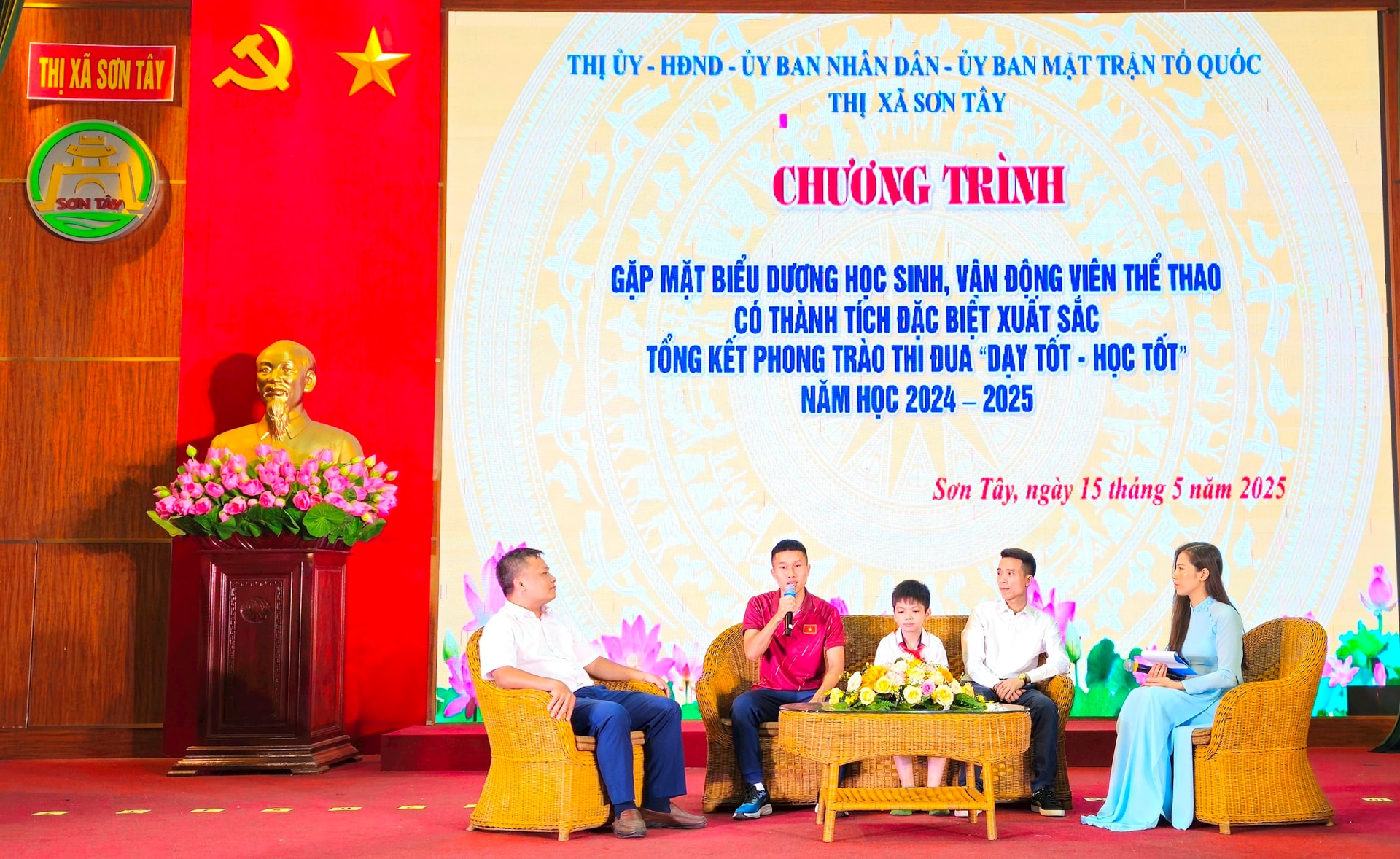Gp mặt vận động viên nam Đội tuyển bóng đá quốc gia Doãn Ngọc Tân và cờ thủ nhí Nguyễn Xuân Phương (thị xã Sơn Tây). Ảnh: Ánh Dương