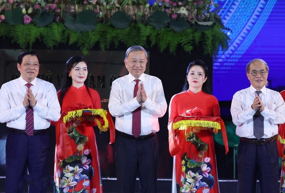 Tổng Bí thư Tô Lâm và các đại biểu thực hiện nghi thức cắt băng khánh thành tượng 'Bác Hồ về thăm quê.'
