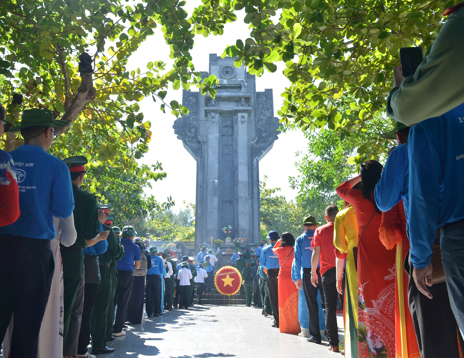 Đoàn công tác dâng hương, dâng hoa tưởng niệm các anh hùng, liệt sĩ tại đảo Trường Sa lớn. Ảnh: HT