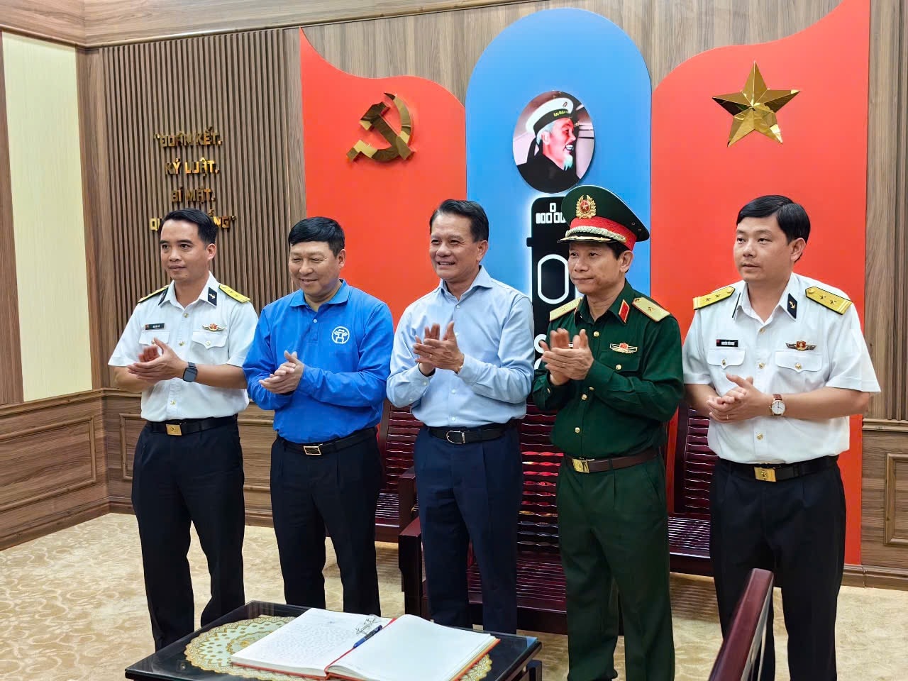 Đoàn công tác thăm, làm việc tại Lữ đoàn tàu ngầm 189. Ảnh: PN