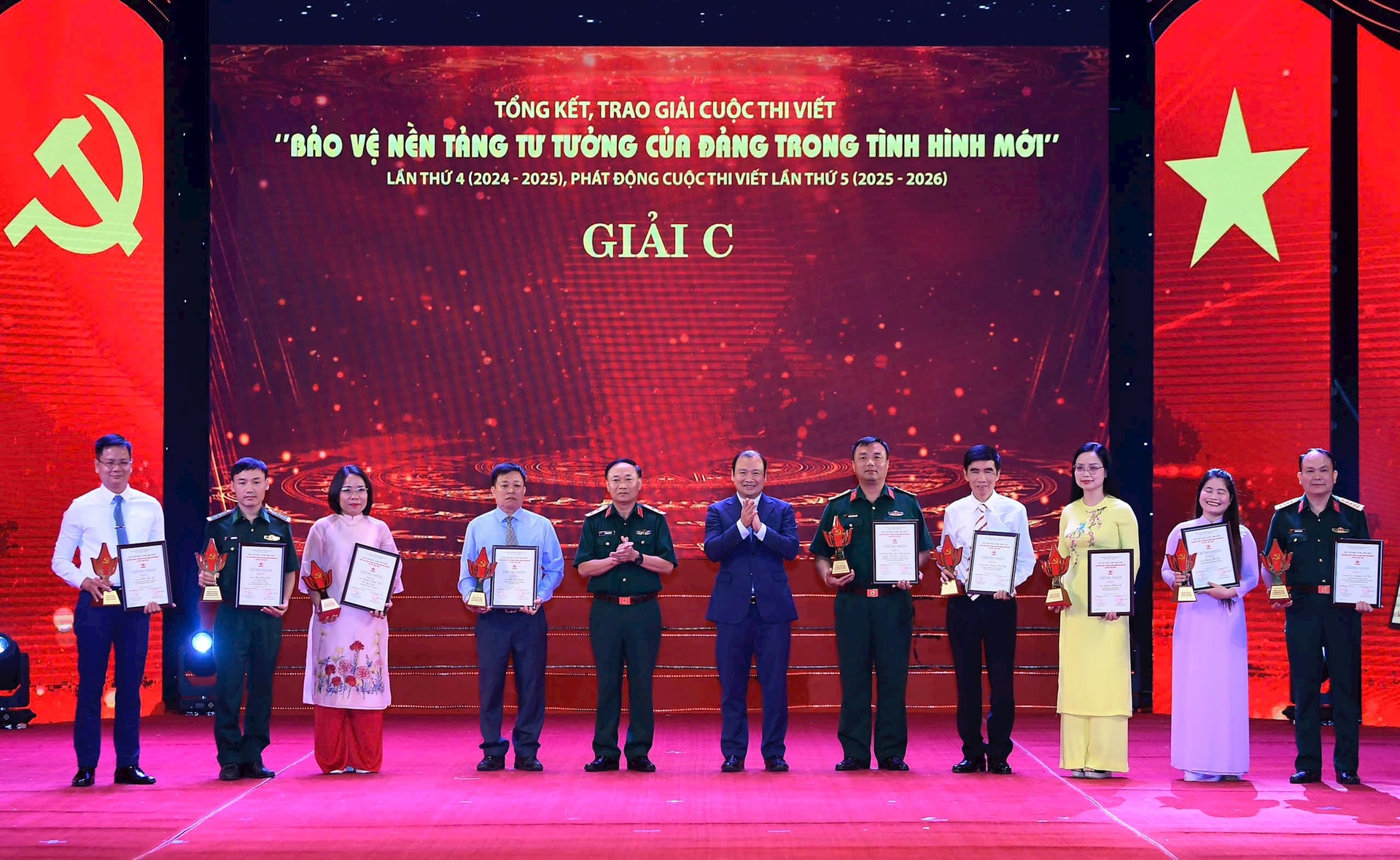 Trao giải cho các tác giả, nhóm tác giả đạt giải C. Ảnh: Báo QĐND