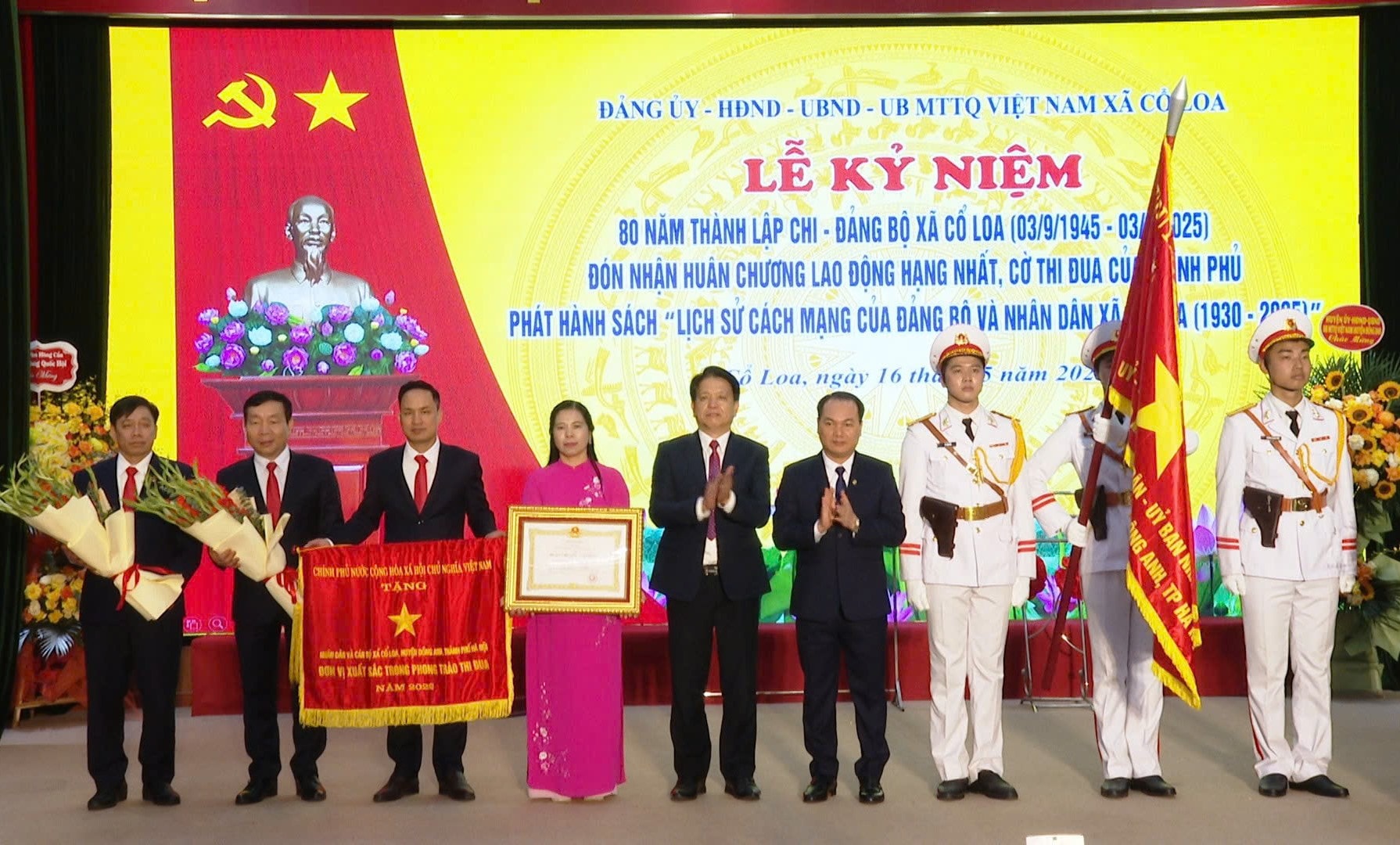 Thừa ủy quyền của Chủ tịch nước, lãnh đạo huyện Đông Anh Huân chương Lao động hạng Nhất và Cờ thi đua của Chính phủ cho Đảng bộ và nhân dân xã Cổ Loa. Ảnh: Đào Huyền.