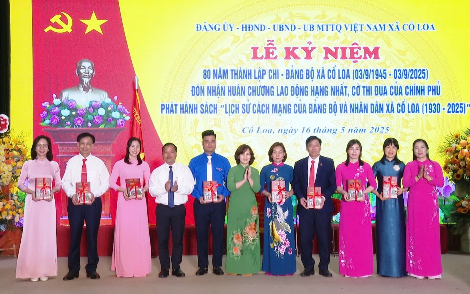 Đảng bộ xã Cổ Loa phát hành cuốn sách “Lịch sử cách mạng của Đảng bộ và nhân dân xã Cổ Loa, giai đoạn 1930-2025”. Ảnh: Đào Huyền