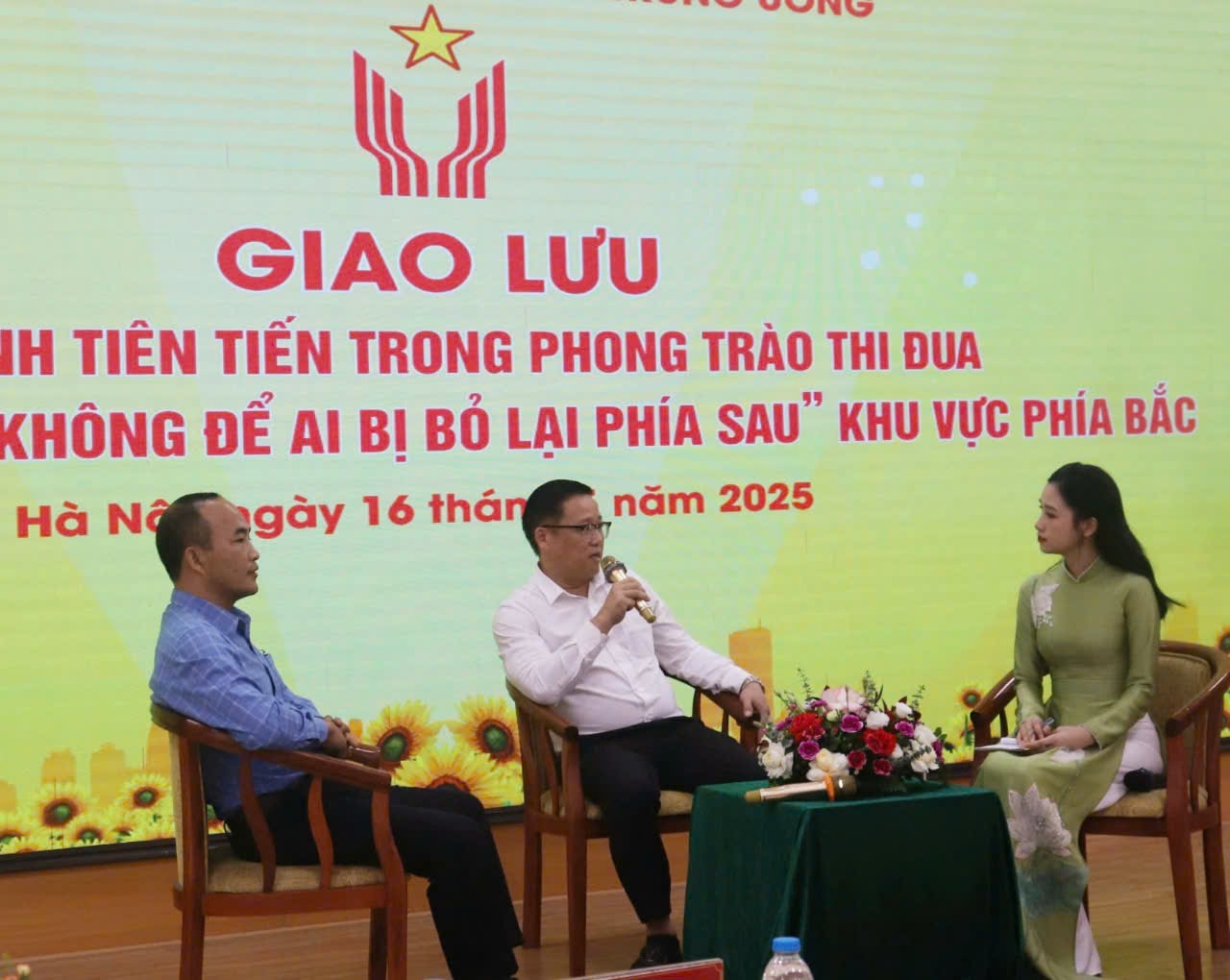 Đại diện lãnh đạo huyện Bá Thước (Thanh Hóa) và xã Võ Lao (huyện Văn Bàn, tỉnh Lào Cai) giao lưu tại chương trình. Ảnh: Tuấn Việt
