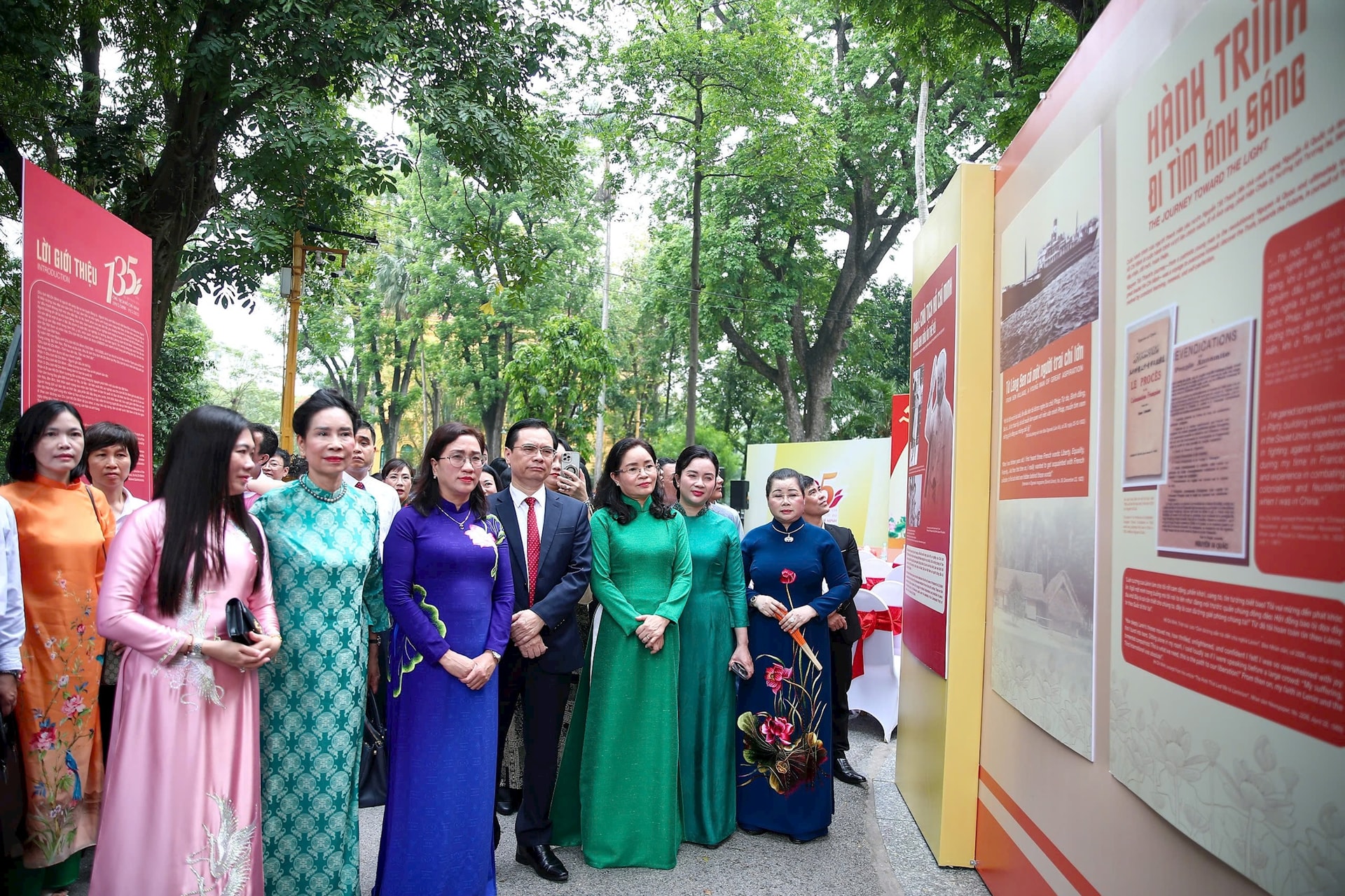 16-tham-quan-trien-lam.jpg