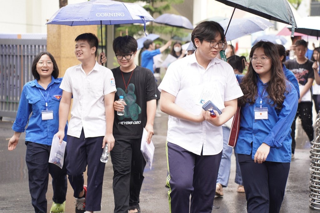 Tình nguyện viên Thủ đô hỗ trợ các thí sinh trong kỳ thi vào lớp 10 Tình nguyện viên Thủ đô hỗ trợ các thí sinh trong kỳ thi vào lớp 10