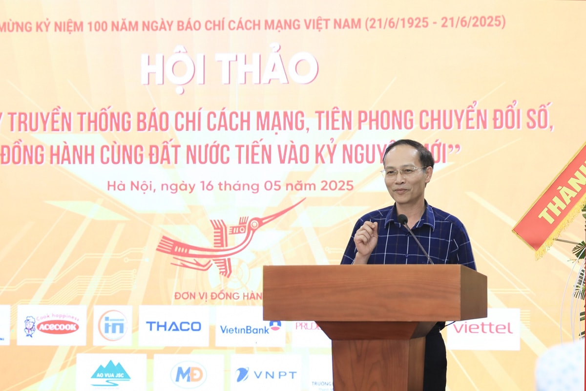 Đại tá Lê Ngọc Long, Phó Tổng Biên tập Báo Quân đội nhân dân tham luận tại hội thảo.