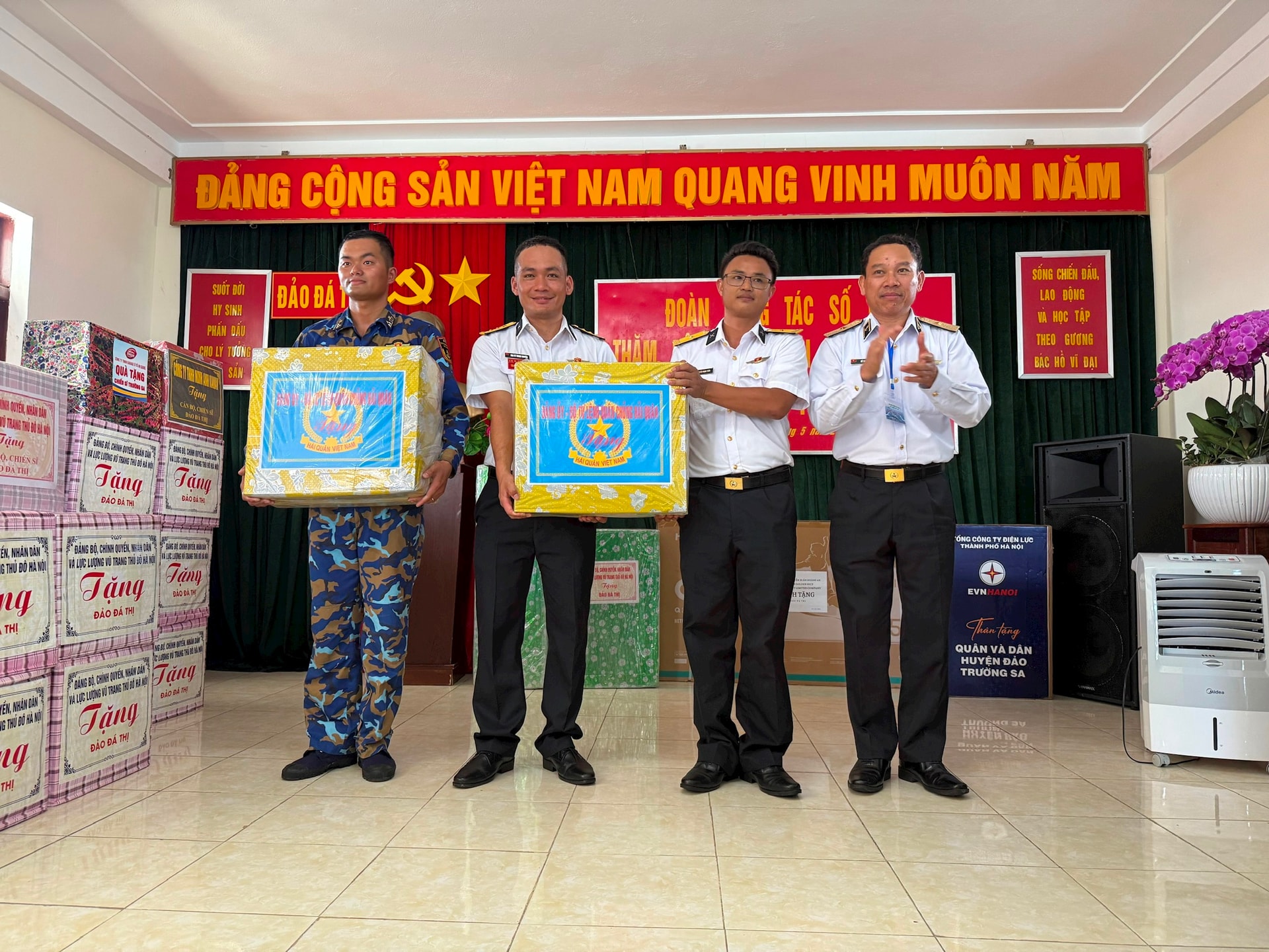 Chuẩn Đô đốc Hồ Thanh Hoàn, Phó Chủ nhiệm Chính trị Hải quân tặng quà cán bộ, chiến sĩ trên đảo Đá Thị. Ảnh: