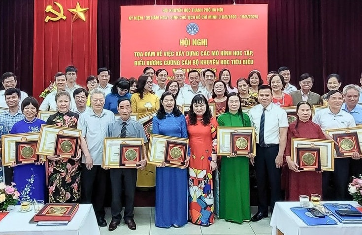 ការធ្វើបទបង្ហាញអំពីគំរូលើកទឹកចិត្តដល់សមាជិកនៃសមាគមលើកទឹកចិត្តការសិក្សាទីក្រុងហាណូយសម្រាប់អាណត្តិឆ្នាំ ២០២០-២០២៥..jpg